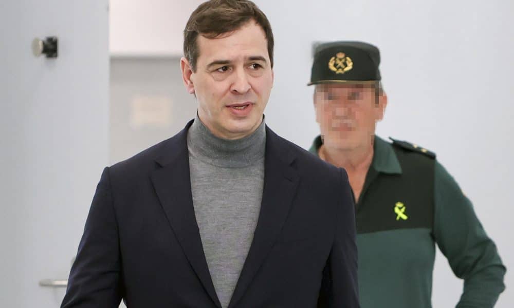 FOTO ARCHIVO. David Sánchez (d), hermano del presidente del Gobierno, tras declarar este viernes ante la jueza instructora de la causa por su contratación como coordinador de los conservatorios pacenses de música, cuya investigación también aprecia "indicios de criminalidad" en la adjudicación del puesto de jefe de Programas de Actividades Transfronterizas a un exempleado del Ministerio de Presidencia. EFE/ Jero Morales