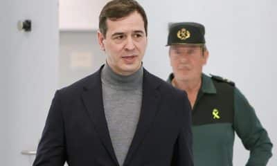 FOTO ARCHIVO. David Sánchez (d), hermano del presidente del Gobierno, tras declarar este viernes ante la jueza instructora de la causa por su contratación como coordinador de los conservatorios pacenses de música, cuya investigación también aprecia "indicios de criminalidad" en la adjudicación del puesto de jefe de Programas de Actividades Transfronterizas a un exempleado del Ministerio de Presidencia. EFE/ Jero Morales