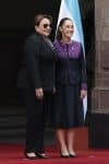 La presidenta de México, Claudia Sheinbaum (d), posa junto a su homóloga de Honduras, Xiomara Castro (i) durante una ceremonia de bienvenida en Palacio Nacional este martes, en Ciudad de México (México). EFE/ José Méndez

