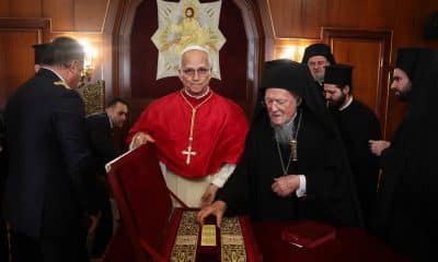 El papa León XIV junto el patriarca de Constantinopla, en una ceremonia en la que se firmó una declaración ecuménica en Estambul, el 29 de noviembre.EFE/EPA/DILARA SENKAYA / POOL