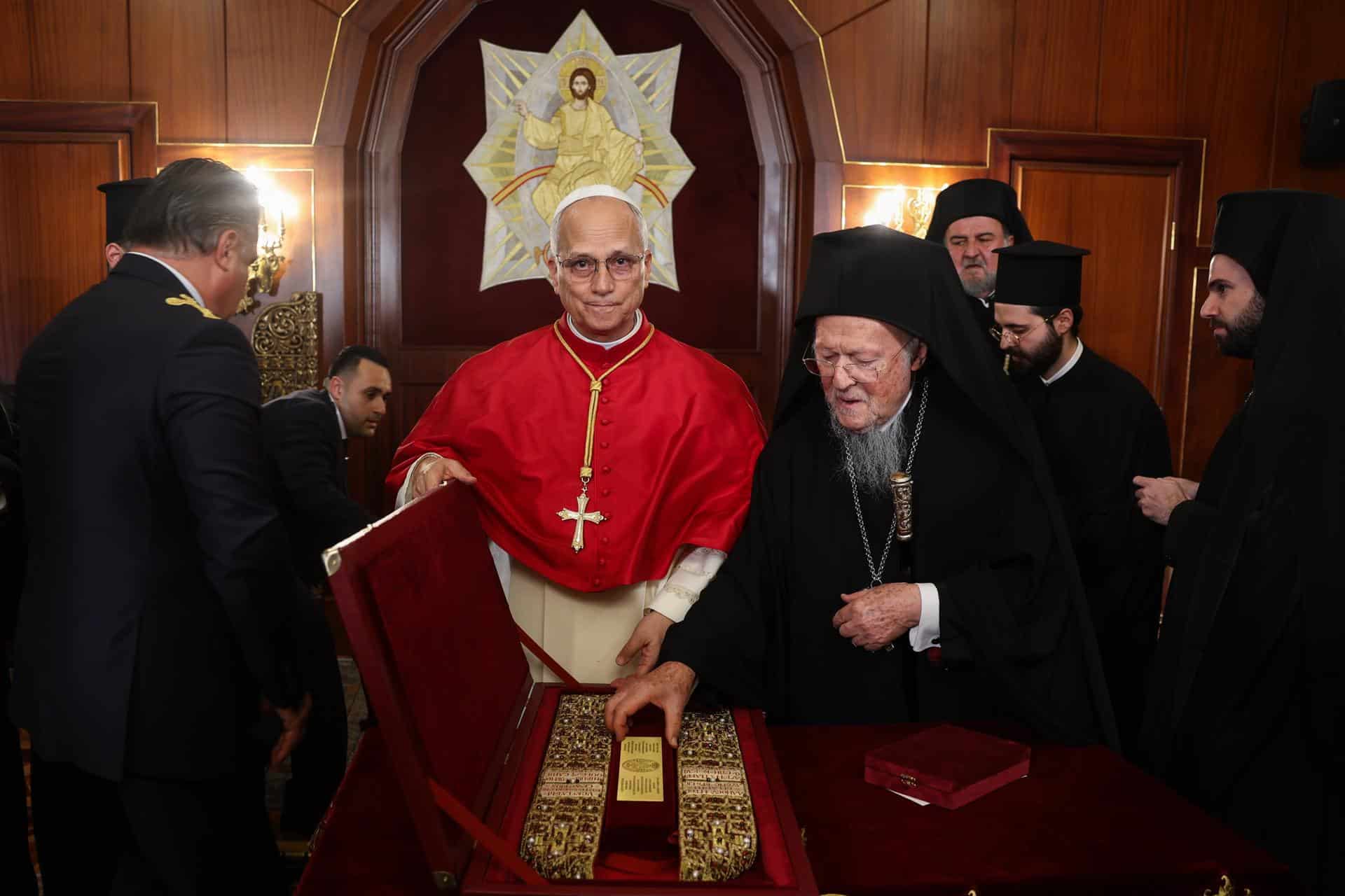 El papa León XIV junto el patriarca de Constantinopla, en una ceremonia en la que se firmó una declaración ecuménica en Estambul, el 29 de noviembre.EFE/EPA/DILARA SENKAYA / POOL