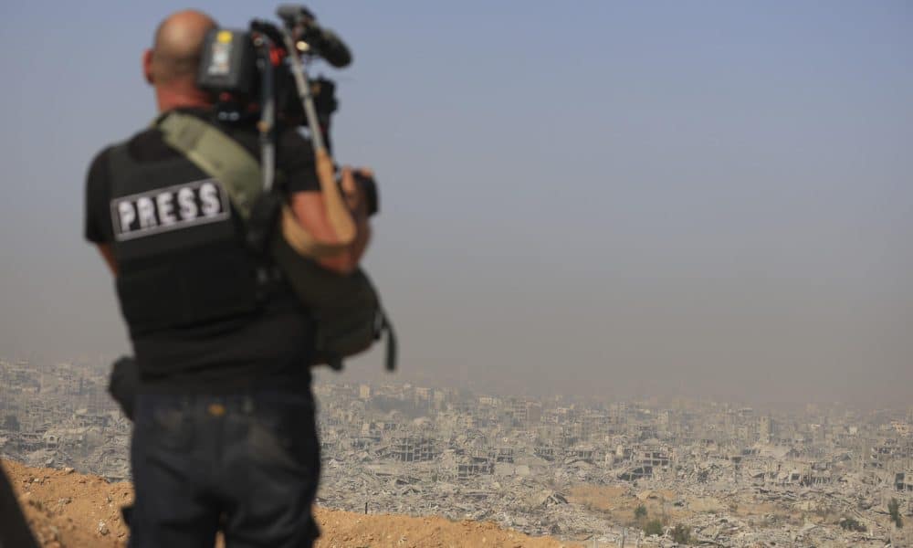 - Todo es destrucción y silencio a unos 200 metros de la llamada línea amarilla de Gaza, hasta donde el Ejército israelí se ha retirado con el alto el fuego que se mantiene después de casi un mes. Este miércoles, EFE acudió a una visita al barrio de Shejaia, en las afueras de la ciudad de Gaza (norte del enclave), organizada por el Ejército israelí para varios medios internacionales, en la que supone la única manera para la prensa extranjera de entrar en el enclave palestino, dado el veto a su acceso por parte del Gobierno israelí. Todas las fotografías publicadas han sido previamente revisadas y censuradas por el Ejército Israelí. EFE/María Traspaderne