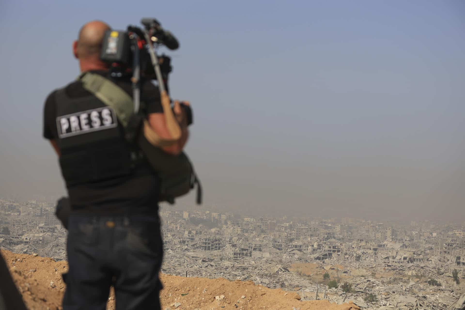 - Todo es destrucción y silencio a unos 200 metros de la llamada línea amarilla de Gaza, hasta donde el Ejército israelí se ha retirado con el alto el fuego que se mantiene después de casi un mes. Este miércoles, EFE acudió a una visita al barrio de Shejaia, en las afueras de la ciudad de Gaza (norte del enclave), organizada por el Ejército israelí para varios medios internacionales, en la que supone la única manera para la prensa extranjera de entrar en el enclave palestino, dado el veto a su acceso por parte del Gobierno israelí. Todas las fotografías publicadas han sido previamente revisadas y censuradas por el Ejército Israelí. EFE/María Traspaderne