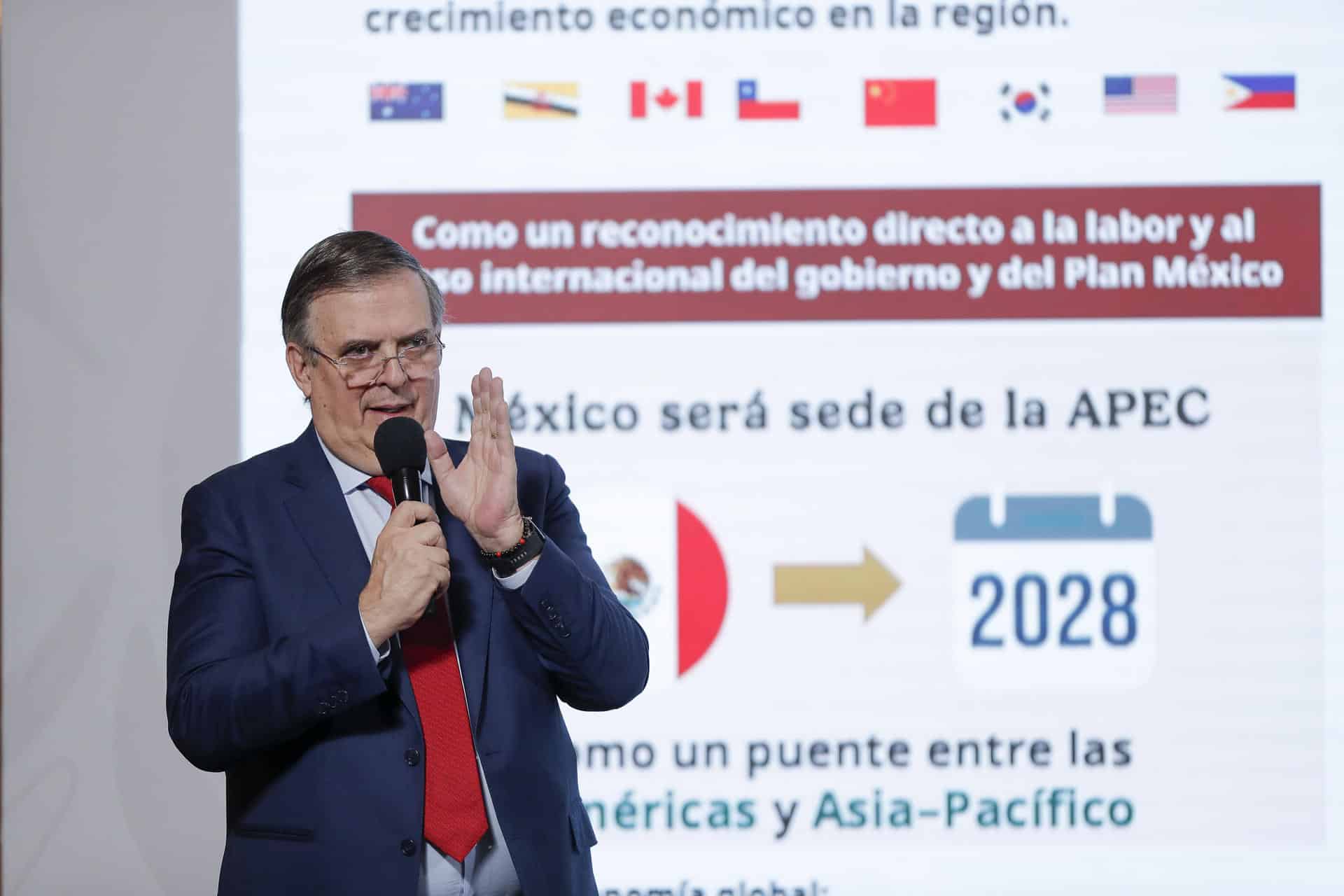 El secretario de Economía, Marcelo Ebrard, participa en una rueda de prensa este miércoles en Palacio Nacional de la Ciudad de México (México). EFE/ Isaac Esquivel