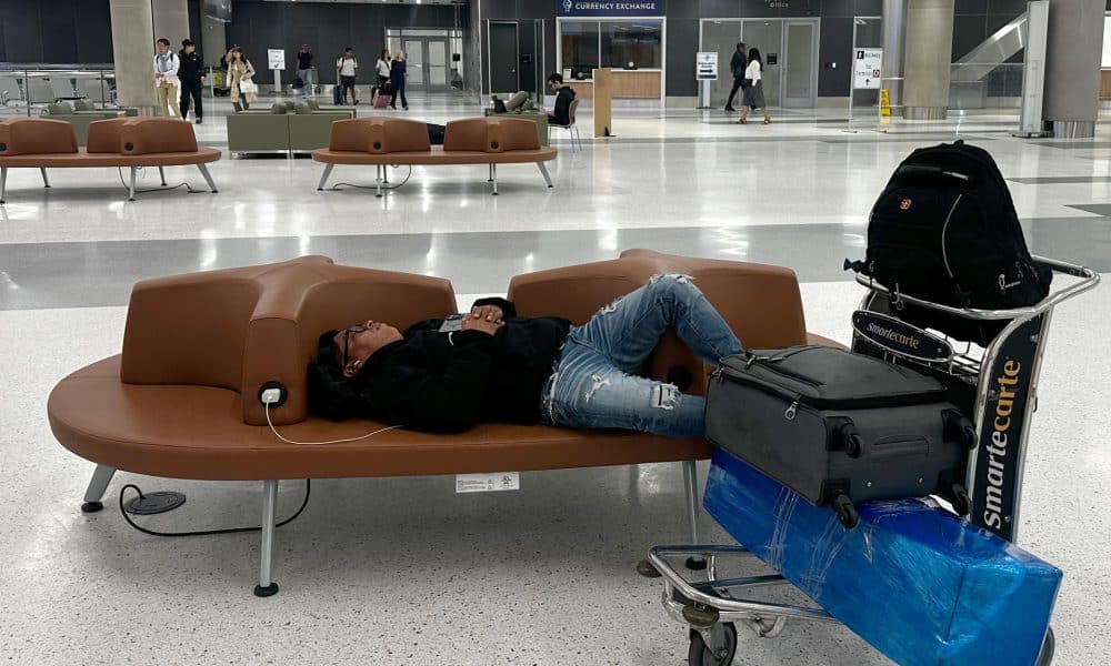 Un pasajero duerme en un pasillo del aeropuerto internacional George Bush este viernes, en Houston (Estados Unidos). Debido a la escasez de controladores agudizada por el cierre del Gobierno Federal, EE.UU. recortó en un 10 % la oferta de vuelos en 40 grandes aeropuertos, medida que puede eliminar hasta 4.000 correspondencias diarias en el mayor mercado mundial de la aviación comercial. EFE/ Carlos Ramírez