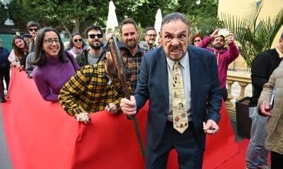 El actor británico John Rhys-Davies bromea con un hacha de Gimli, su personaje en el Señor de los Anillos, tras descubrir la estrella que lleva su nombre en el Paseo de la Fama de Almería que le concede el Festival Internacional de Cine de Almería (Fical). EFE / Carlos Barba