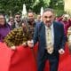 El actor británico John Rhys-Davies bromea con un hacha de Gimli, su personaje en el Señor de los Anillos, tras descubrir la estrella que lleva su nombre en el Paseo de la Fama de Almería que le concede el Festival Internacional de Cine de Almería (Fical). EFE / Carlos Barba