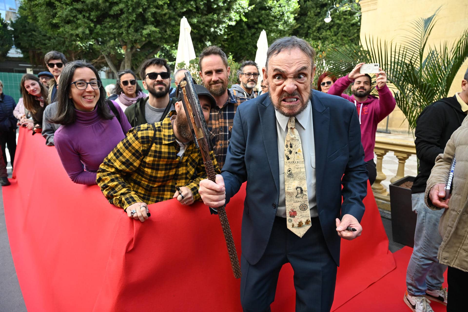 El actor británico John Rhys-Davies bromea con un hacha de Gimli, su personaje en el Señor de los Anillos, tras descubrir la estrella que lleva su nombre en el Paseo de la Fama de Almería que le concede el Festival Internacional de Cine de Almería (Fical). EFE / Carlos Barba