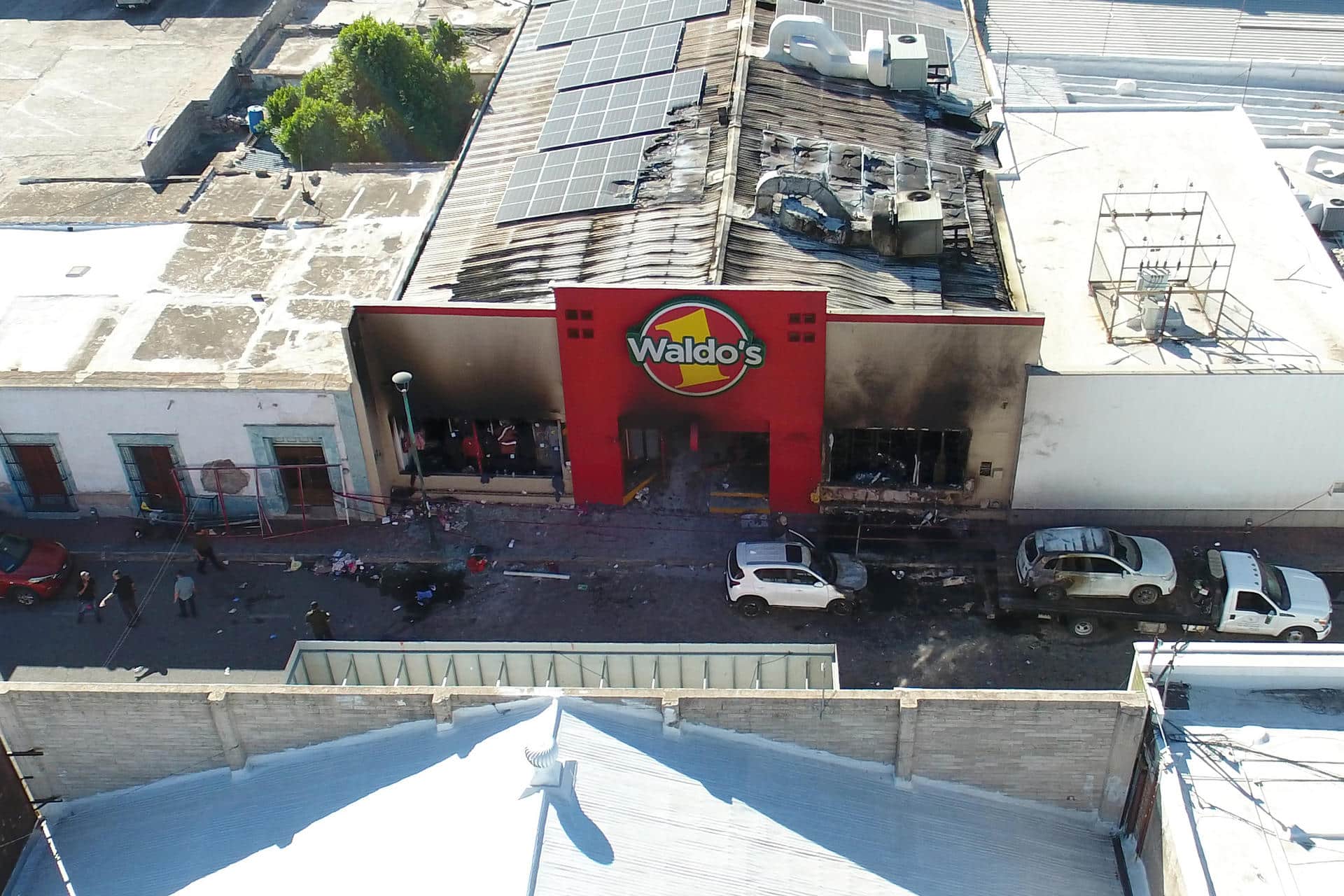 Fotografía aérea de la fachada del local comercial donde ocurrió un incendio este sábado, en Hermosillo, Sonora (México). EFE/ Daniel Sánchez