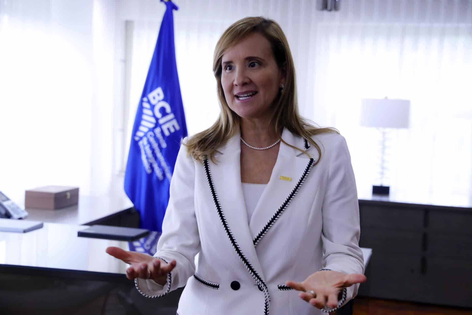 La presidenta ejecutiva del Banco Centroamericano de Integración Económica (BCIE), Gisela Sánchez, habla durante una entrevista con EFE este martes, en Tegucigalpa (Honduras). EFE/Gustavo Amador