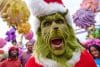 Fotografía sin fecha específica de toma cedida por NBCUniversal donde aparece 'El Grinch' junto a personas en la atracción 'Grinchmas', ambientada en el universo creado por el escritor infantil Dr. Seuss, en el parque temático Epic Universe de los estudios Universal en Orlando, Florida (Estados Unidos). EFE/NBCUniversal /SOLO USO EDITORIAL /NO VENTAS /SOLO DISPONIBLE PARA ILUSTRAR LA NOTICIA QUE ACOMPAÑA /CRÉDITO OBLIGATORIO
