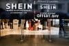 Un cartel informa a los clientes sobre las promociones de apertura en el día de apertura de la primera tienda física de Shein en París, Francia, 05 de noviembre de 2025. La llegada de Shein ha generado controversia, con una petición pidiendo su cancelación que ha reunido 110,000 firmas. En 2025, la empresa fue multada con 191 millones de euros por violaciones de la ley de cookies, promociones falsas, información engañosa y no revelar microplásticos en los productos. La marca también enfrenta un escándalo por muñecas con contenido pornográfico vendidas en línea. (Francia) EFE/EPA/TERESA SUAREZ