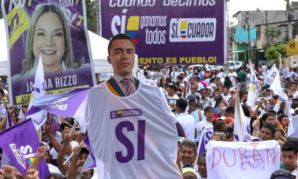 AME8946. GUAYAQUIL (ECUADOR), 13/11/2025.- Personas participan en el cierre de campaña del oficialismo a favor del Sí al referéndum este jueves, en Guayaquil (Ecuador). EFE/ Jonathan Miranda