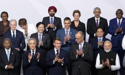 El presidente del Gobierno de España, Pedro Sánchez (c), al posar este sábado, 22 de noviembre, junto al resto de asistentes durante una fotografía de familia en la primera jornada de la Cumbre del G20, en Johannesburgo (Sudáfrica). EFE/Yves Herman/Pool