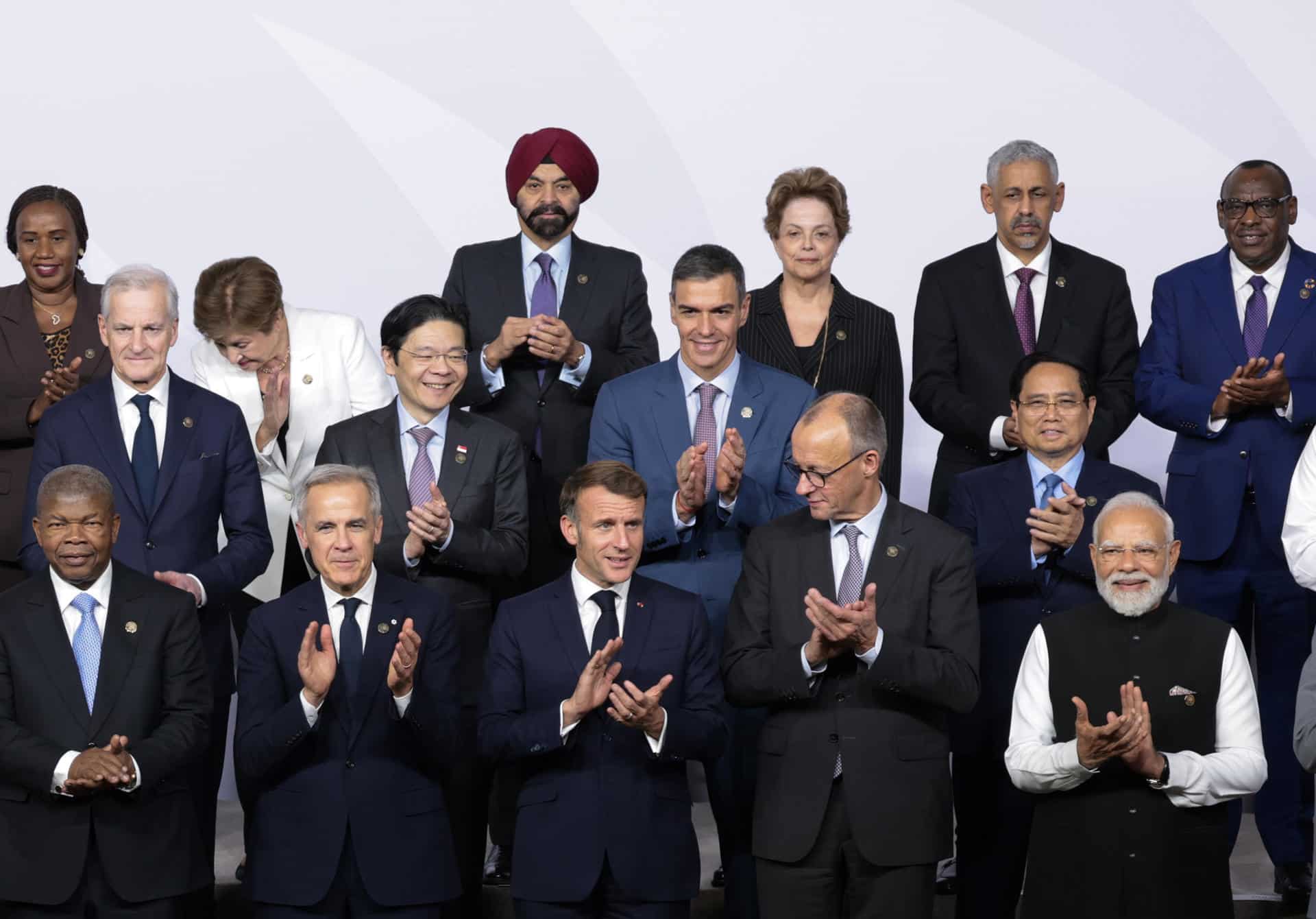 El presidente del Gobierno de España, Pedro Sánchez (c), al posar este sábado, 22 de noviembre, junto al resto de asistentes durante una fotografía de familia en la primera jornada de la Cumbre del G20, en Johannesburgo (Sudáfrica). EFE/Yves Herman/Pool