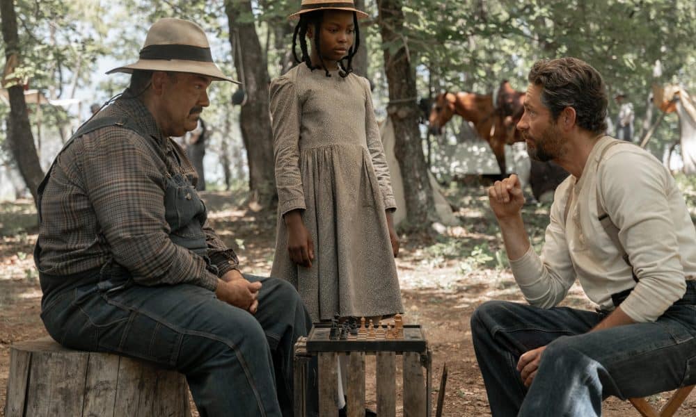 Fotograma cedido por Amazon MGM Studios de una escena de la pelicula 'Sarah's Oil' donde aparecen los actores Mel Rodríguez (i) interpretando a Mace; Naya Desir-Johnson (c), como Sarah Rector; y Zachary Levi, como Bert Smith. EFE/ Spencer Click/ Amazon Mgm Studios /SOLO USO EDITORIAL/ NO VENTAS/ SOLO DISPONIBLE PARA ILUSTRAR LA NOTICIA QUE ACOMPAÑA (CRÉDITO OBLIGATORIO)