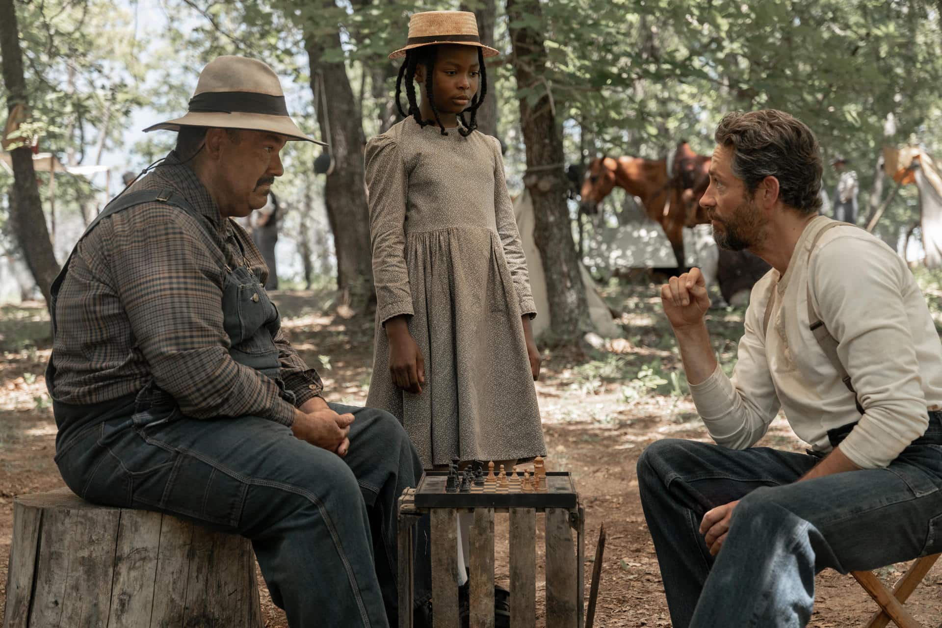 Fotograma cedido por Amazon MGM Studios de una escena de la pelicula 'Sarah's Oil' donde aparecen los actores Mel Rodríguez (i) interpretando a Mace; Naya Desir-Johnson (c), como Sarah Rector; y Zachary Levi, como Bert Smith. EFE/ Spencer Click/ Amazon Mgm Studios /SOLO USO EDITORIAL/ NO VENTAS/ SOLO DISPONIBLE PARA ILUSTRAR LA NOTICIA QUE ACOMPAÑA (CRÉDITO OBLIGATORIO)
