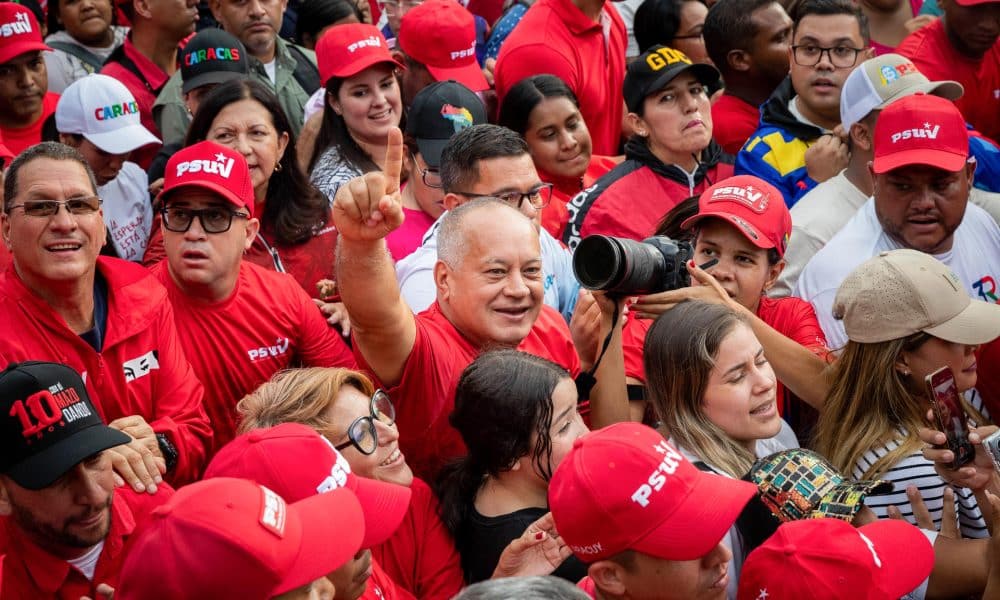 Fotografía de archivo de una marcha liderada por el vicepresidente del Partido Socialista Unido de Venezuela (PSUV), Diosdado Cabello (c), en Caracas (Venezuela). EFE/Rayner Peña