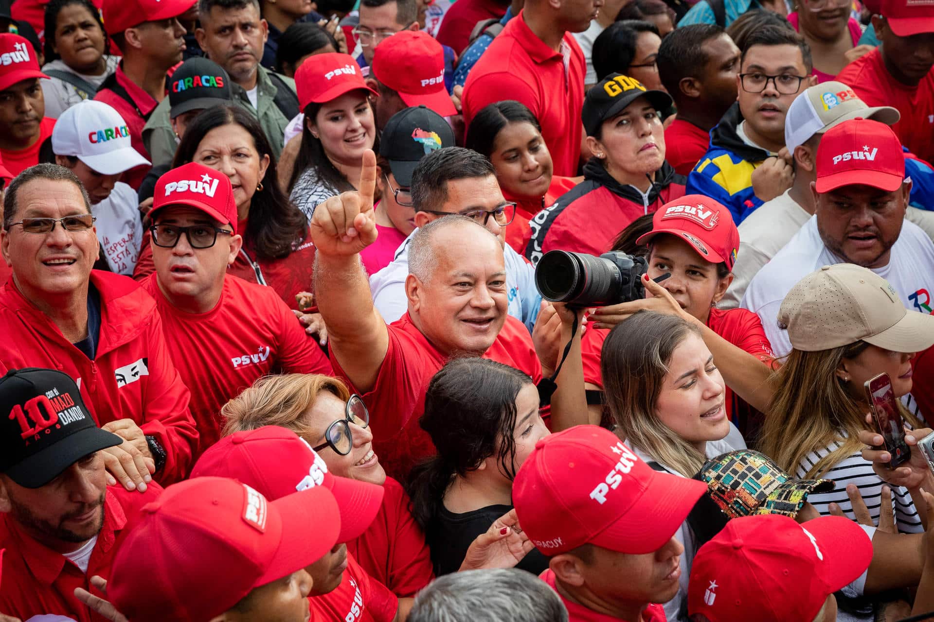Fotografía de archivo de una marcha liderada por el vicepresidente del Partido Socialista Unido de Venezuela (PSUV), Diosdado Cabello (c), en Caracas (Venezuela). EFE/Rayner Peña