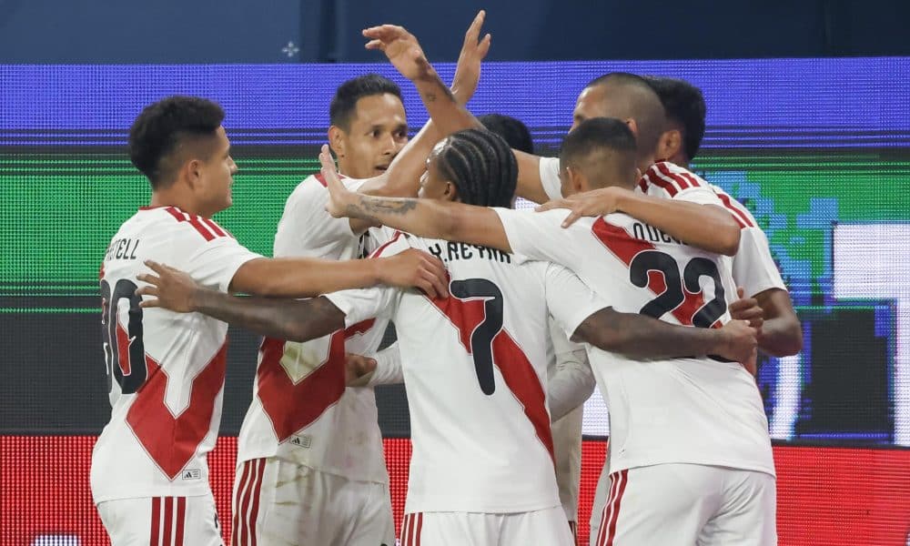 El jugador de Perú Alex Valera (C) celebra el 1-1 con sus compañeros durante el amistoso que han jugado Rusia y Perú en San Petersbugo, Rusia.EFE/EPA/ANATOLY MALTSEV