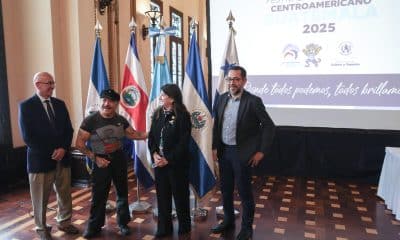 Posan en una conferencia de prensa en el Palacio Nacional de la Cultura en Ciudad de Guatemala, de izquierda a derecha: el viceministro del Deporte y la Recreación, Francisco Aguilar; el medallista paralímpico José Rolando de León; la ministra de Cultura y Deportes, Liwy Grazioso, y el atleta parabádminton Raúl Anguiano, en el lanzamiento del Festival Paralímpico Centroamericano 2025. EFE/ Mariano Macz