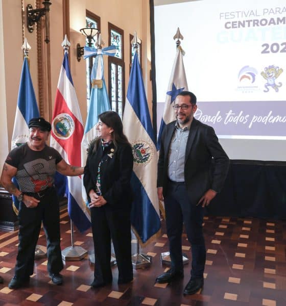 Posan en una conferencia de prensa en el Palacio Nacional de la Cultura en Ciudad de Guatemala, de izquierda a derecha: el viceministro del Deporte y la Recreación, Francisco Aguilar; el medallista paralímpico José Rolando de León; la ministra de Cultura y Deportes, Liwy Grazioso, y el atleta parabádminton Raúl Anguiano, en el lanzamiento del Festival Paralímpico Centroamericano 2025. EFE/ Mariano Macz