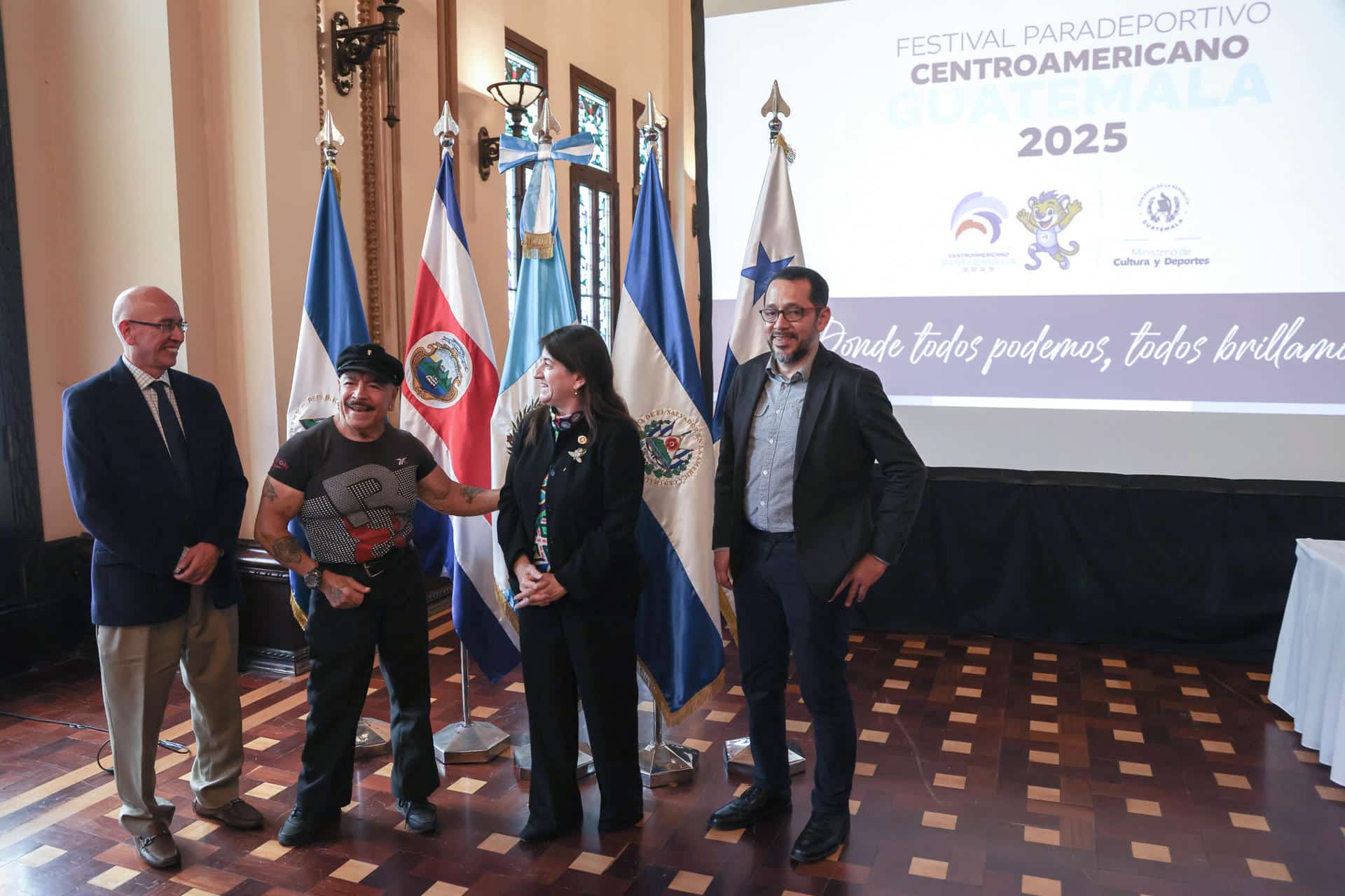 Posan en una conferencia de prensa en el Palacio Nacional de la Cultura en Ciudad de Guatemala, de izquierda a derecha: el viceministro del Deporte y la Recreación, Francisco Aguilar; el medallista paralímpico José Rolando de León; la ministra de Cultura y Deportes, Liwy Grazioso, y el atleta parabádminton Raúl Anguiano, en el lanzamiento del Festival Paralímpico Centroamericano 2025. EFE/ Mariano Macz