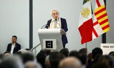El escritor libanés Amin Maalouf habla en el marco de la 39 edición de la Feria Internacional del Libro de Guadalajara (FIL) este sábado, en Guadalajara, Jalisco (México). EFE/Francisco Guasco