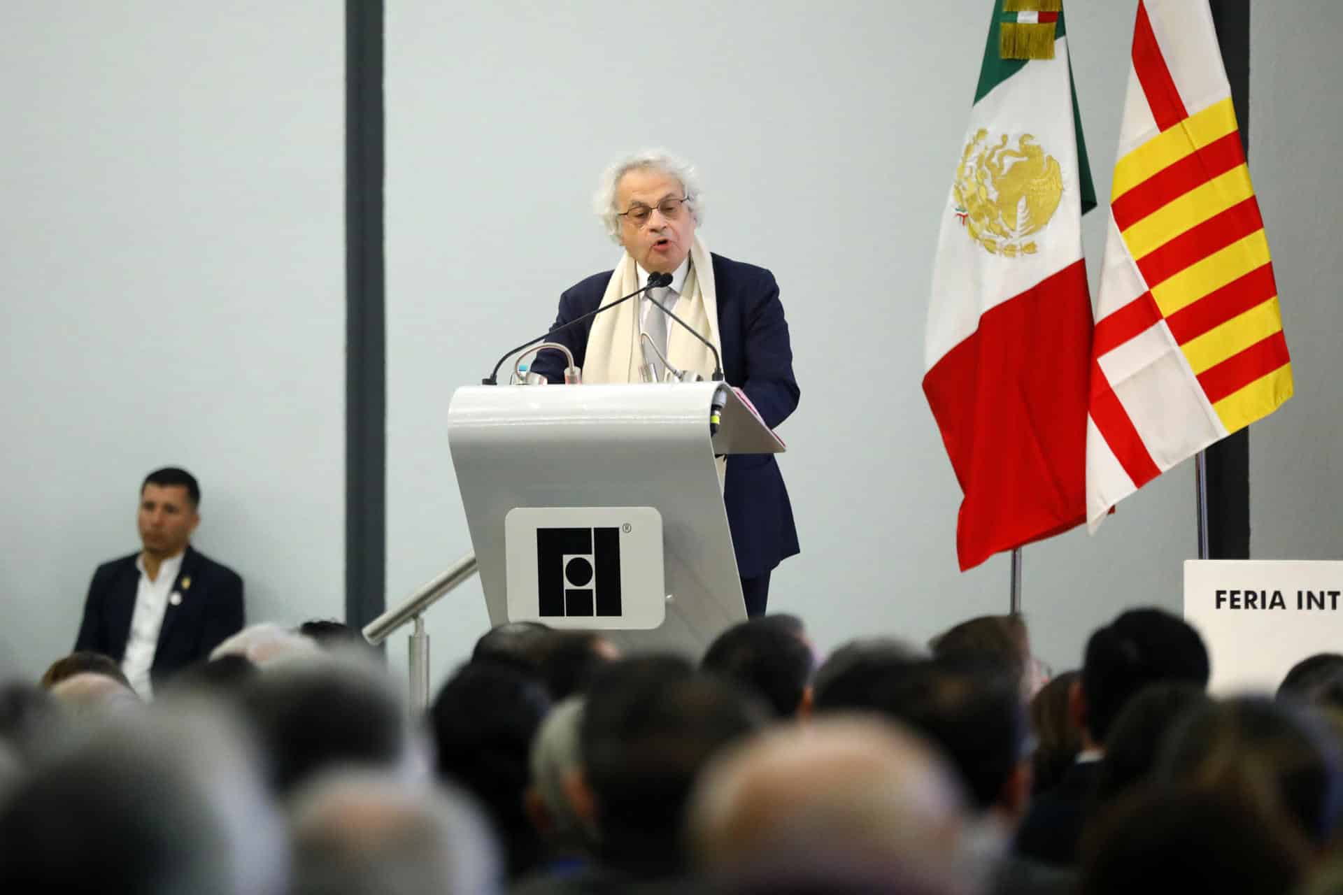 El escritor libanés Amin Maalouf habla en el marco de la 39 edición de la Feria Internacional del Libro de Guadalajara (FIL) este sábado, en Guadalajara, Jalisco (México). EFE/Francisco Guasco