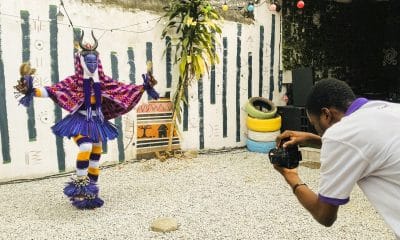 El joven camarógrafo Fabien Sehi (d) filma la iniciación sagrada de la máscara Zaouli (pueblo Gouro), la más emblemática de Costa de Marfil, Patrimonio Cultural Inmaterial de la Humanidad desde 2017. Las filmaciones realizadas se transformarán en dibujos animados mediante inteligencia artificial, que contarán una historia para preservar la cultura de la danza y las máscaras en Costa de Marfil, con la esperanza de evitar que se pierdan esas tradiciones entre los jóvenes. EFE/Sol Acuña
