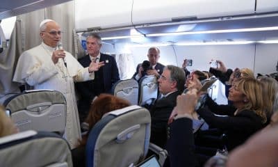 El papa León XIV a bordo del avión que le llevó a Turquía. EFE/EPA/DOMENICO STINELLIS / POOL