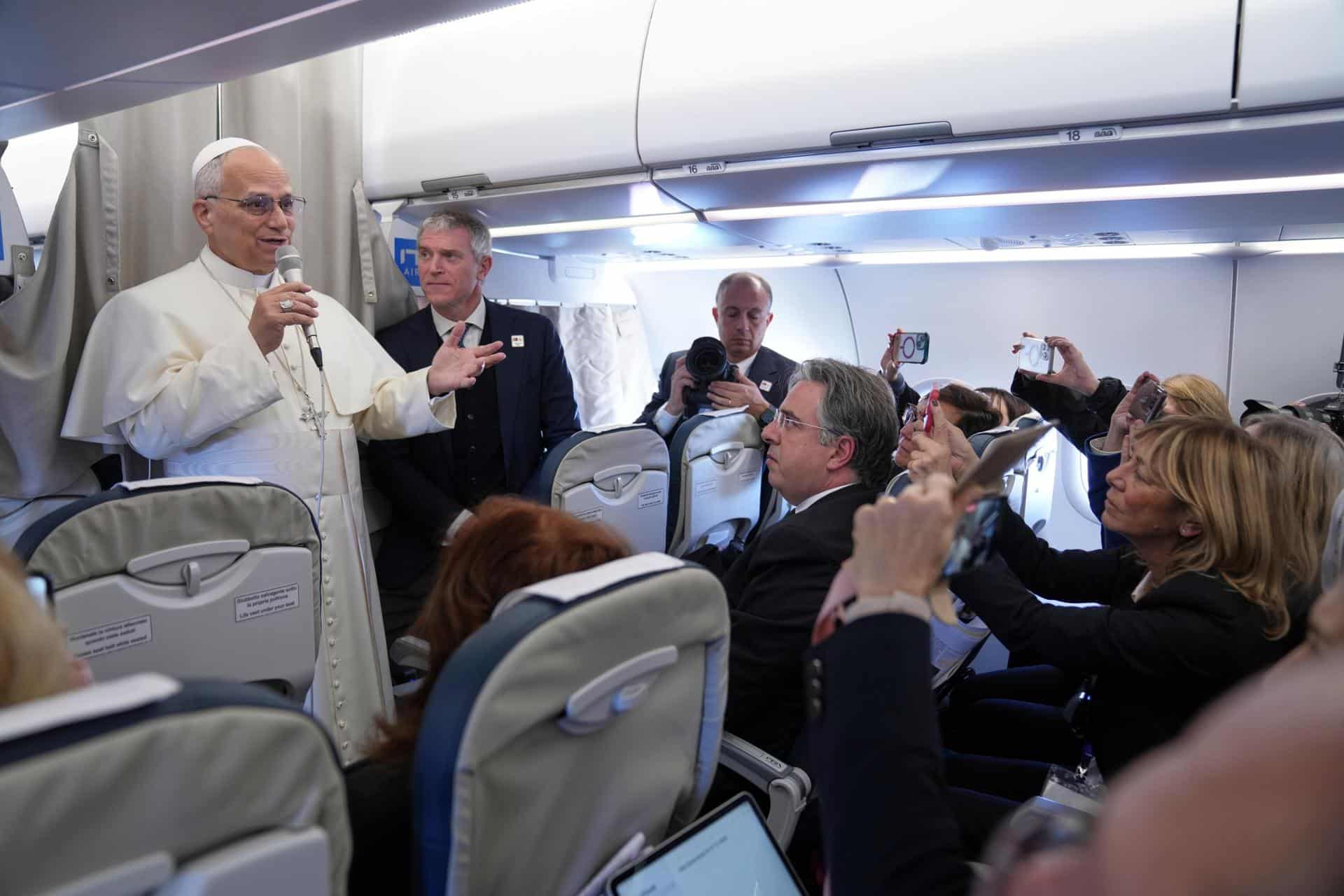 El papa León XIV a bordo del avión que le llevó a Turquía. EFE/EPA/DOMENICO STINELLIS / POOL