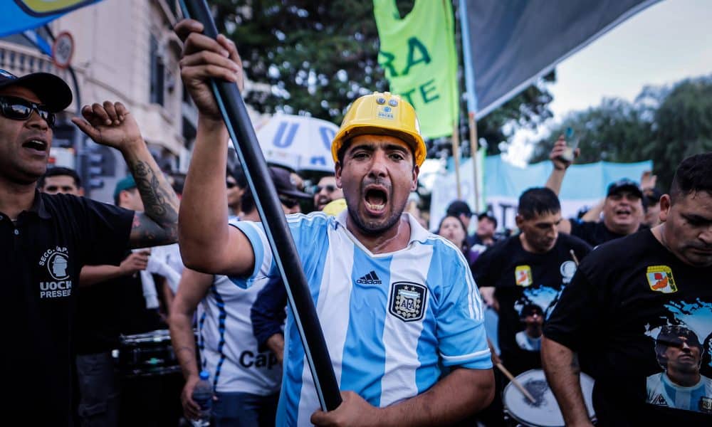 Fotografía de archivo del 30 de abril de 2025 que muestra a una persona gritando arengas durante una movilización en el marco del Día del Trabajador, en Buenos Aires (Argentina). EFE/ Juan Ignacio Roncoroni/