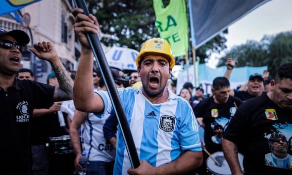 Fotografía de archivo del 30 de abril de 2025 que muestra a una persona gritando arengas durante una movilización en el marco del Día del Trabajador, en Buenos Aires (Argentina). EFE/ Juan Ignacio Roncoroni/
