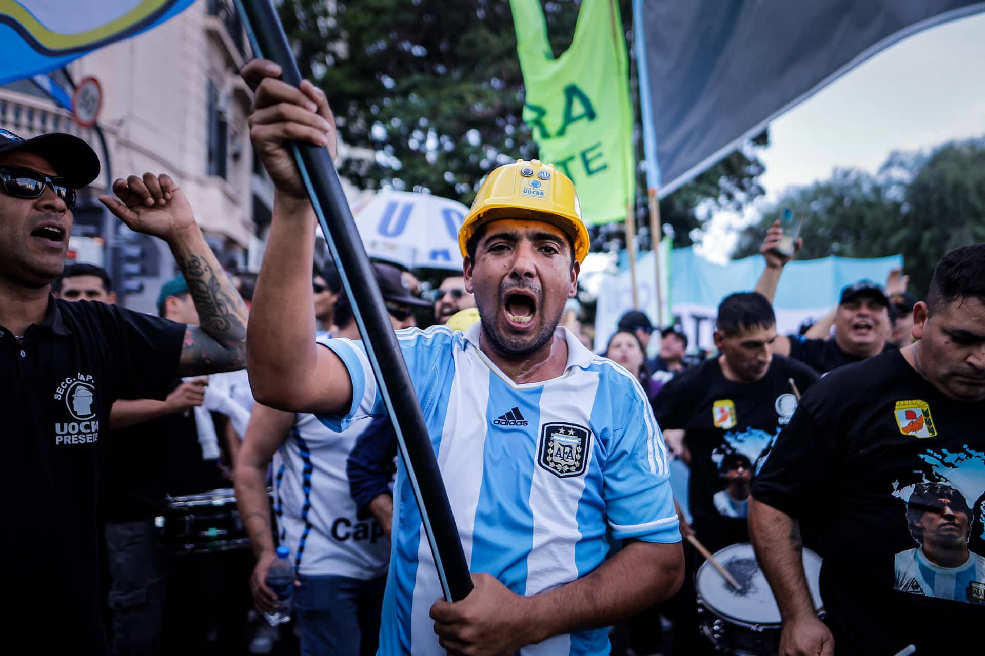 Fotografía de archivo del 30 de abril de 2025 que muestra a una persona gritando arengas durante una movilización en el marco del Día del Trabajador, en Buenos Aires (Argentina). EFE/ Juan Ignacio Roncoroni/