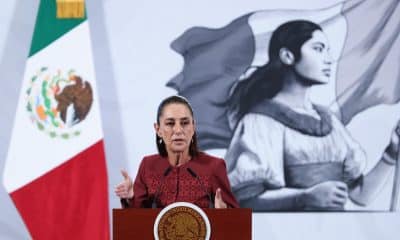 La presidenta de México, Claudia Sheinbaum, habla en una rueda de prensa este lunes, en el Palacio Nacional de la Ciudad de México (México).  EFE/ Mario Guzmán
