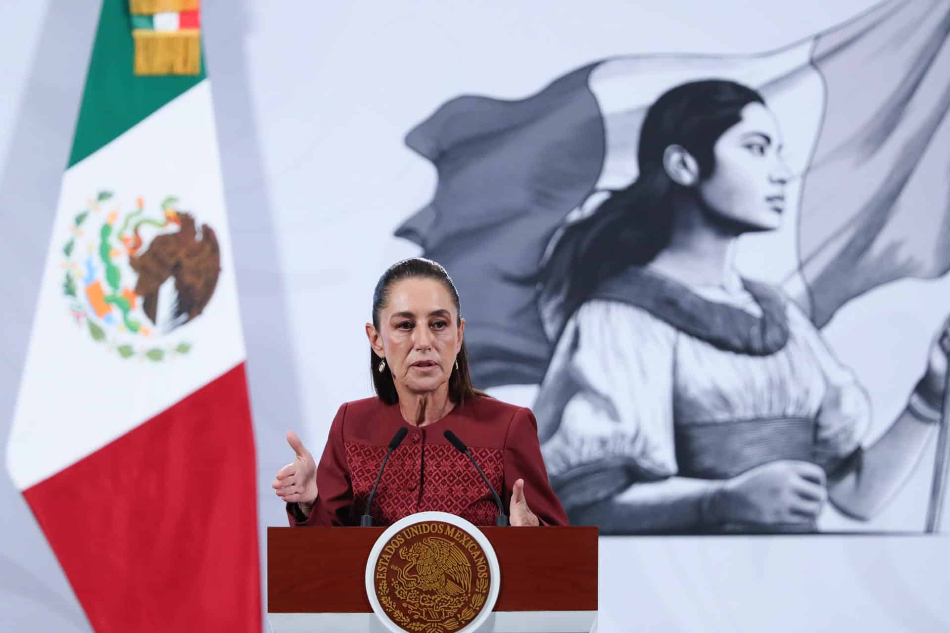 La presidenta de México, Claudia Sheinbaum, habla en una rueda de prensa este lunes, en el Palacio Nacional de la Ciudad de México (México).  EFE/ Mario Guzmán