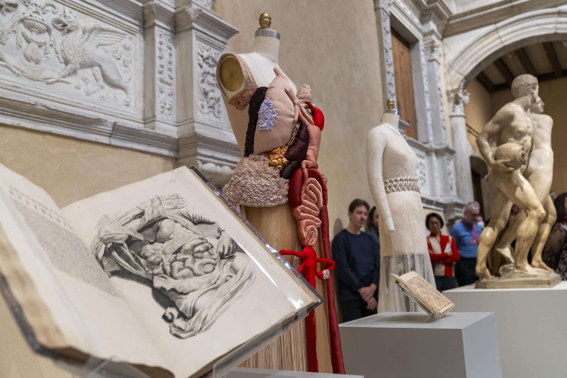 Fotografía que muestra algunos de los trajes que forman parte de la exposición del Costume Institute de primavera de 2026, este lunes, en Nueva York (Estados Unidos). EFE/ Angel Colmenares