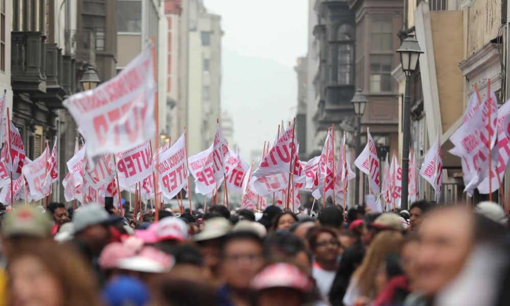 Personas participan en una manifestación del Sindicato Unitario de Trabajadores en la Educación del Perú (SUTEP), para exigir al Congreso que se promulgue la ley que les otorgaría una pensión mínima de 3.800 soles, este jueves, en Lima (Perú). EFE/ Paolo Aguilar