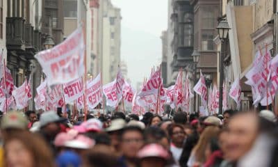 Personas participan en una manifestación del Sindicato Unitario de Trabajadores en la Educación del Perú (SUTEP), para exigir al Congreso que se promulgue la ley que les otorgaría una pensión mínima de 3.800 soles, este jueves, en Lima (Perú). EFE/ Paolo Aguilar