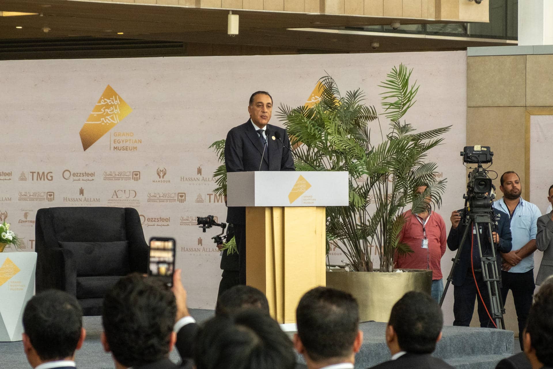 EL CAIRO , 01/11/2025.- El primer ministro egipcio, Mustafa Madbuli, durante la rueda de prensa de la inauguración del Gran Museo Egipcio. La apertura del Gran Museo Egipcio (GEM) es "un evento único en todos sus sentidos" y un "sueño que se ha logrado hacer realidad" para convertirse en el mensaje "que Egipto le quiere proyectar al mundo", según indicó el primer ministro del país árabe, Mustafa Madbuli. EFE/ Edgar Gutiérrez