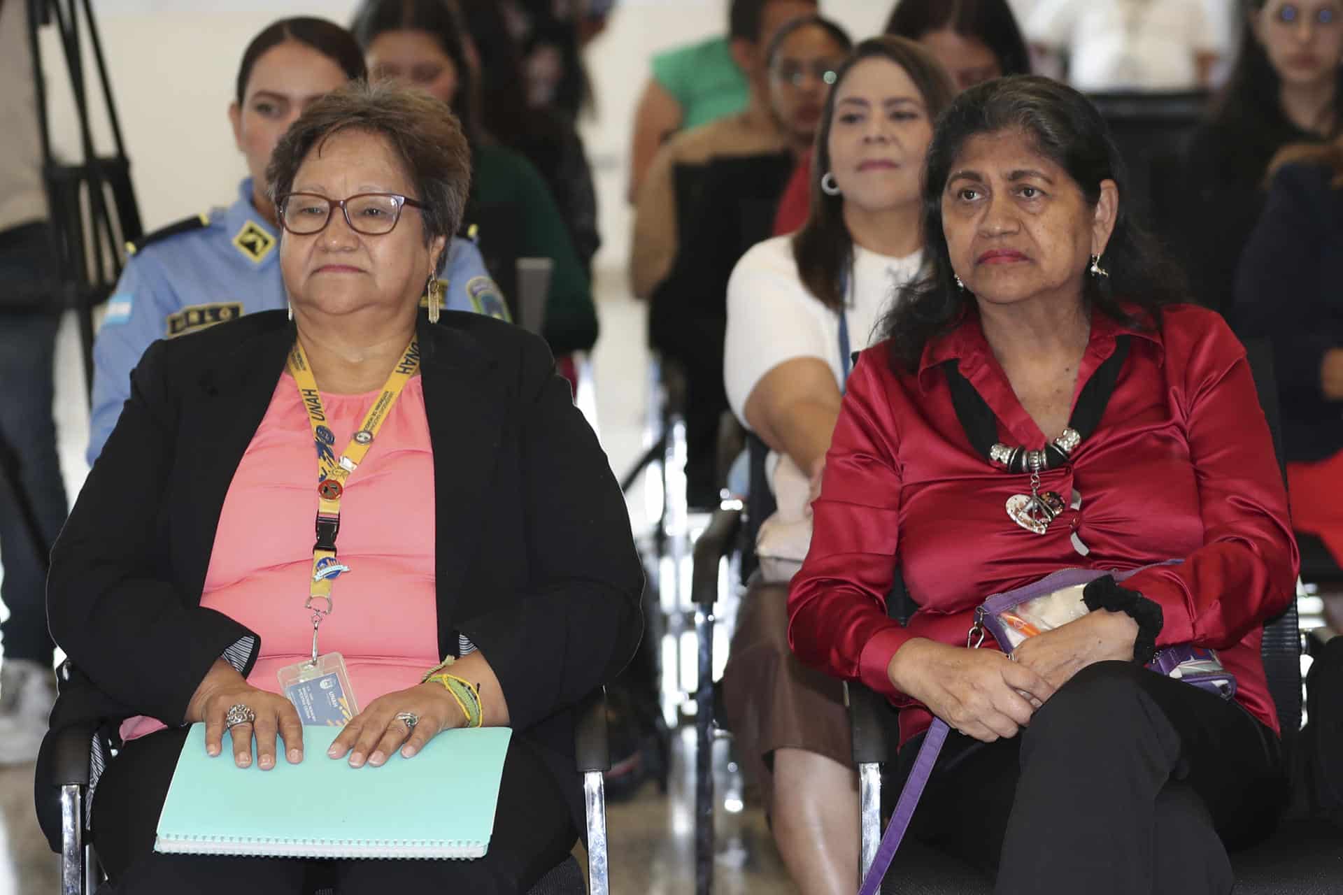 La directora del Observatorio Nacional de la Violencia de la Universidad Nacional Autónoma de Honduras (Unah), Migdonia Ayestas (i), y la defensora de Derechos Humanos de las Mujeres, Honorina Rodríguez, participan en la presentación de un informe sobre violencia contra la mujer este martes, en Tegucigalpa (Honduras). EFE/Gustavo Amador