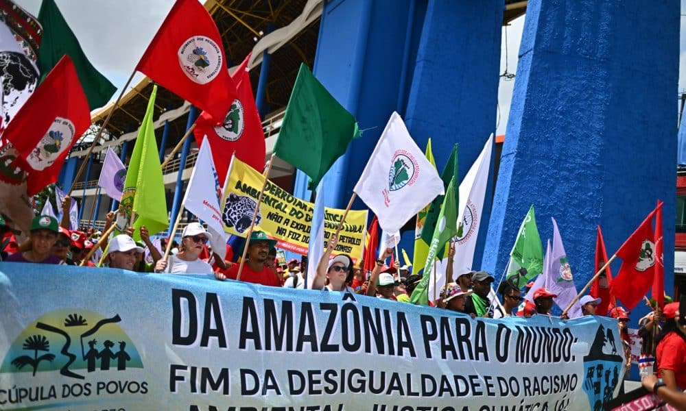 Cientos de personas fueron captadas este sábado, 15 de noviembre, al participar en la Marcha Global por el Clima, en Belém (Brasil). EFE/Andre Borges