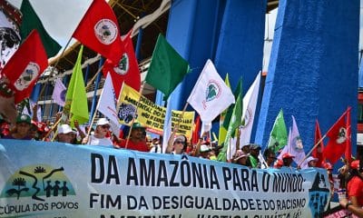 Cientos de personas fueron captadas este sábado, 15 de noviembre, al participar en la Marcha Global por el Clima, en Belém (Brasil). EFE/Andre Borges