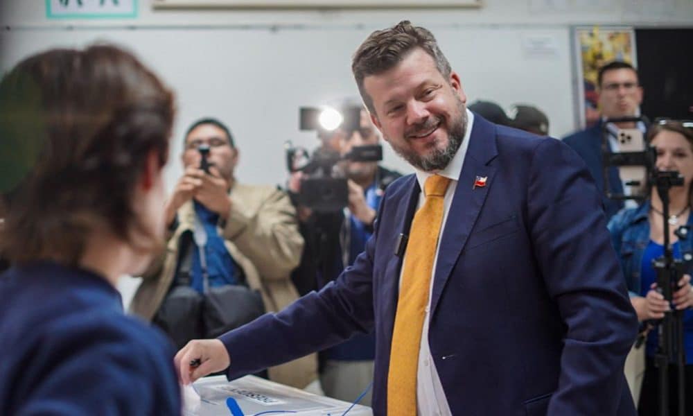Fotografía cedida por prensa del candidato a la Presidencia de Chile Johannes Kaiser votando este domingo, en Santiago (Chile). EFE/PRENSA JOHANNES KAISER/SOLO USO EDITORIAL/SOLO DISPONIBLE PARA ILUSTRAR LA NOTICIA QUE ACOMPAÑA (CRÉDITO OBLIGATORIO)