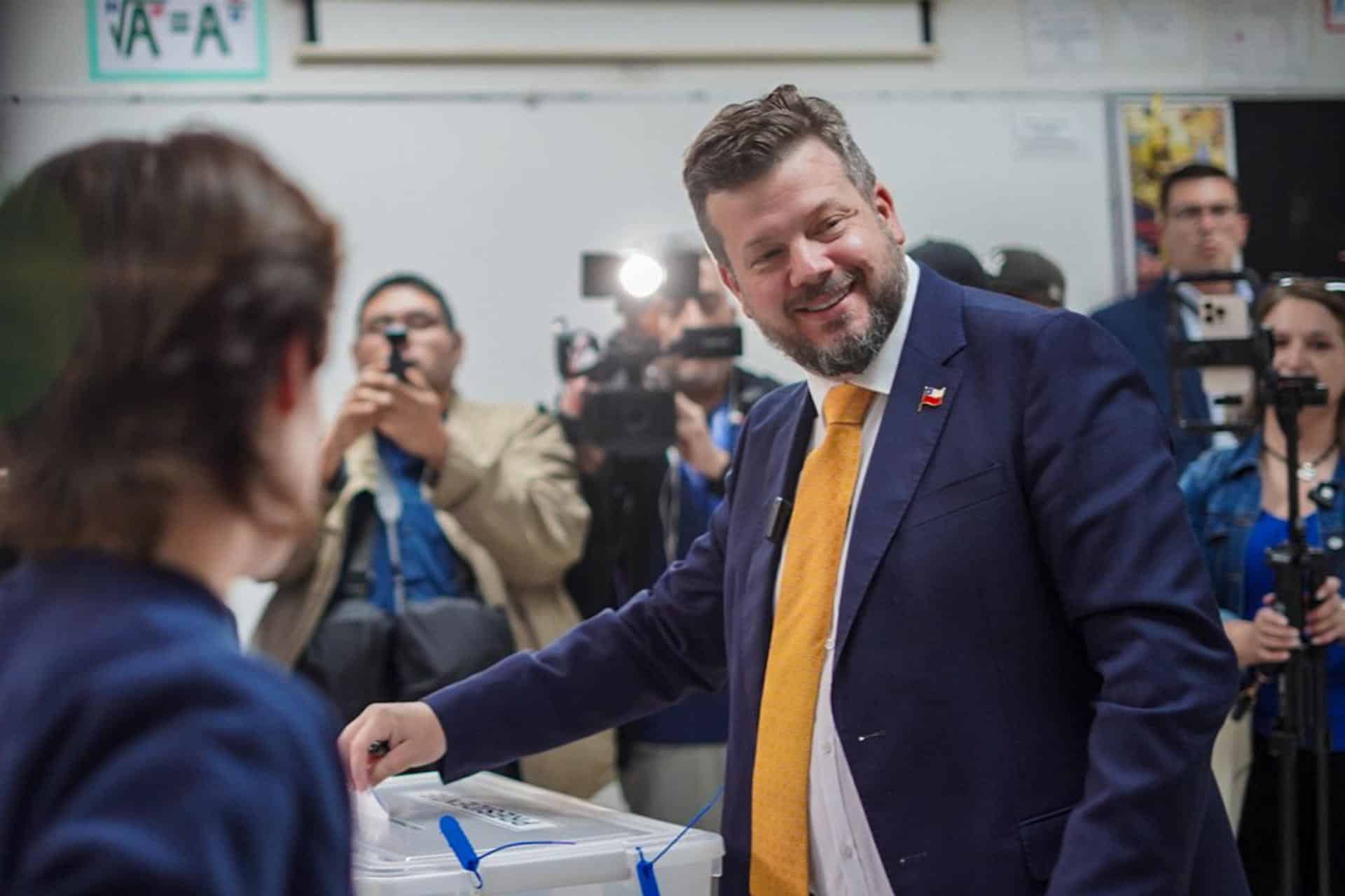 Fotografía cedida por prensa del candidato a la Presidencia de Chile Johannes Kaiser votando este domingo, en Santiago (Chile). EFE/PRENSA JOHANNES KAISER/SOLO USO EDITORIAL/SOLO DISPONIBLE PARA ILUSTRAR LA NOTICIA QUE ACOMPAÑA (CRÉDITO OBLIGATORIO)