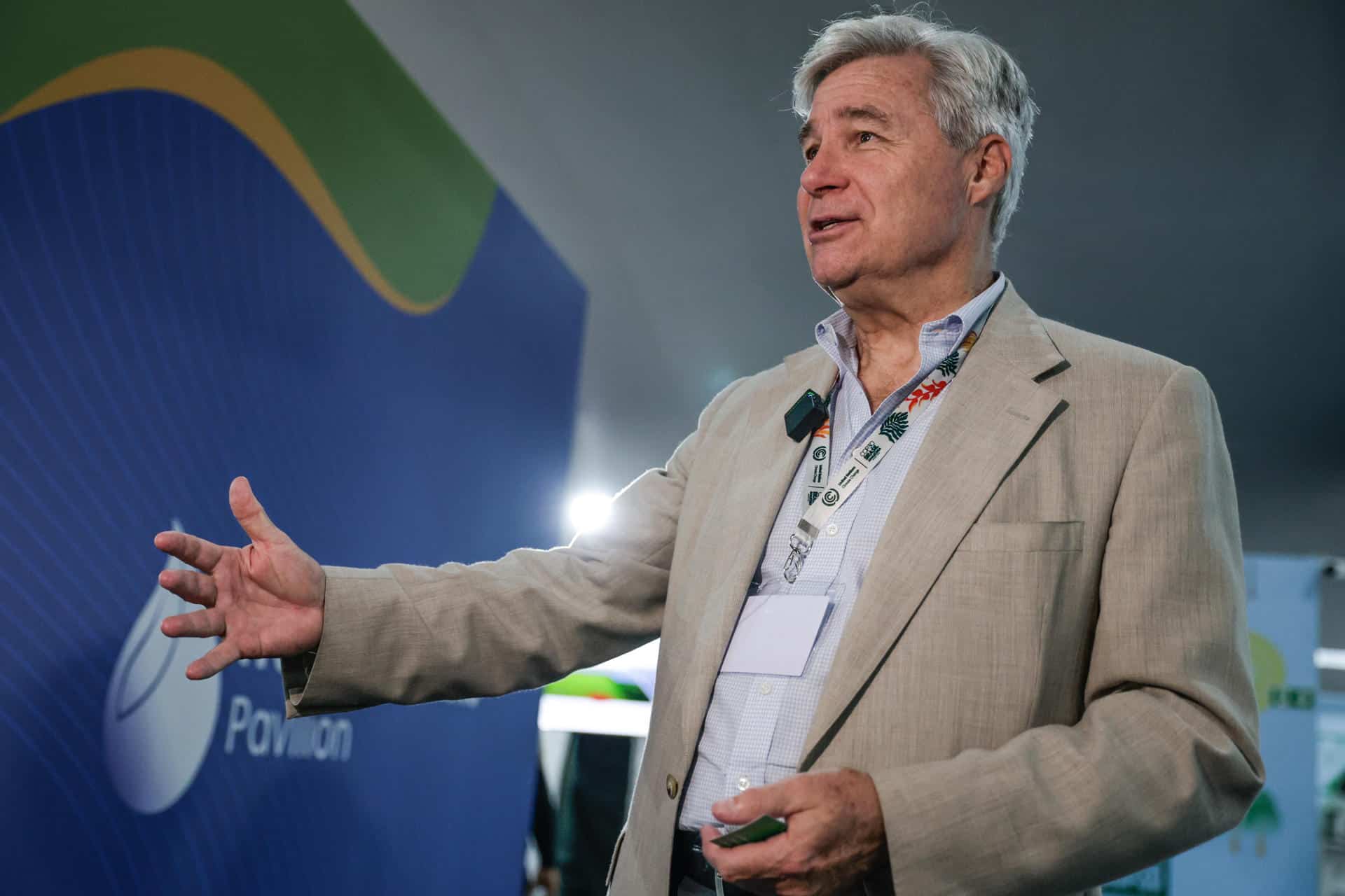 El senador estadounidense Sheldon Whitehouse habla en el panel 'Cuestiones políticas: una década después de París – cómo las políticas están moldeando las transiciones de los actores no estatales hacia las emisiones netas cero', en el pabellón de España durante la COP30 este sábado, en Belém (Brasil). EFE/Fraga Alves
