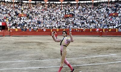 El torero francés Sebastián Castella corta dos orejas este 1 de noviembre de 2025, durante una corrida en la Feria del Señor de los Milagros, en la Plaza de Ancho en Lima (Perú). EFE/ STR