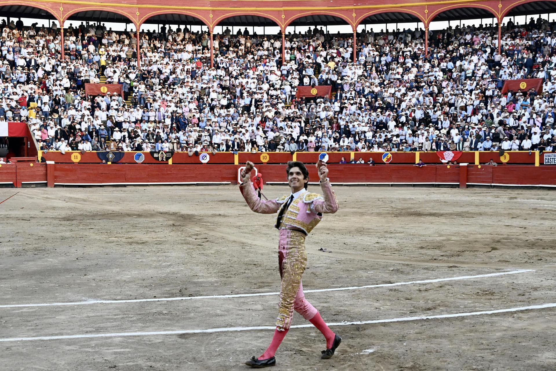 El torero francés Sebastián Castella corta dos orejas este 1 de noviembre de 2025, durante una corrida en la Feria del Señor de los Milagros, en la Plaza de Ancho en Lima (Perú). EFE/ STR