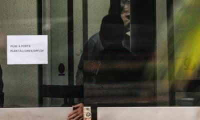 Fotografía que muestra al expresidente de Brasil Jair Bolsonaro detrás de una puerta de vidrio este domingo, en la Superintendencia de la Policía Federal en Brasilia (Brasil). EFE/ Isaac Fontana